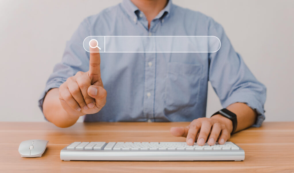 Persona pulsando un botón de búsqueda que representa la optimización técnica de un sitio web